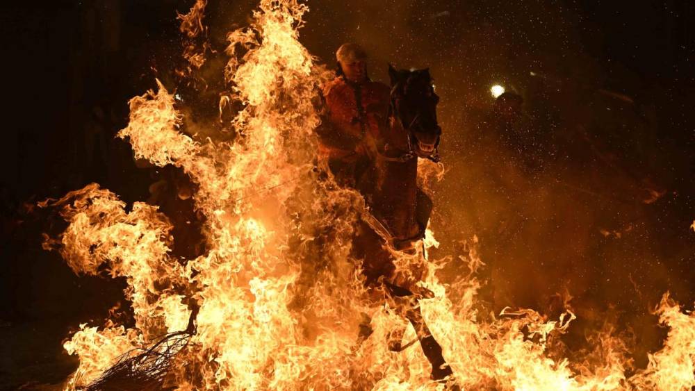 İspanya'da Atlar 'Ateş' Üzerinden Atlatıldı! 1