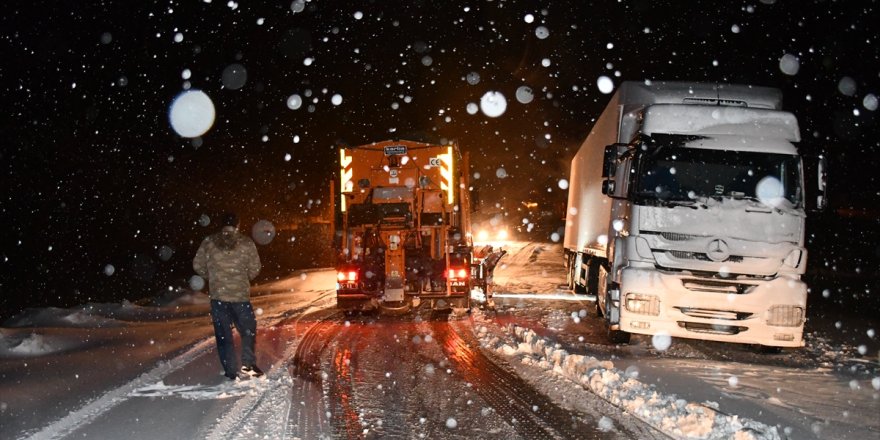 Tendürek Geçidi'nde Ulaşıma Kar Engeli