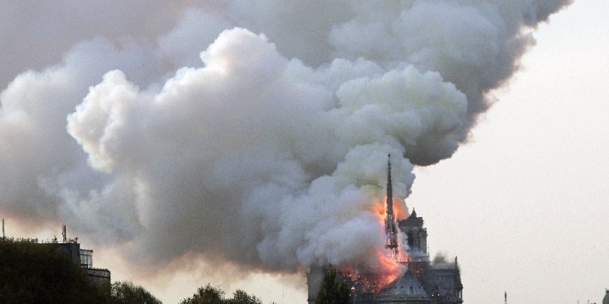 Notre Dame Katedrali’nde Yangın