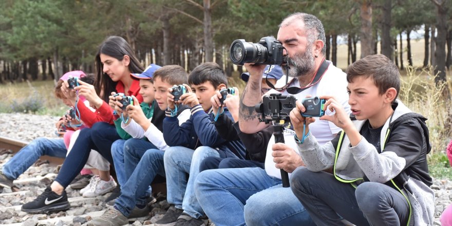 Öğrencilere Fotoğrafçılığı Öğretiyor