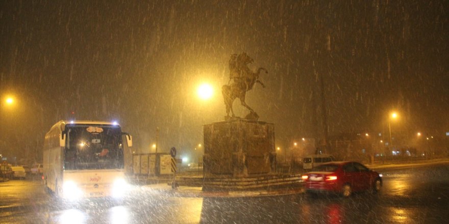 Kars'ta Kar Yağışı Etkisini Sürdürüyor