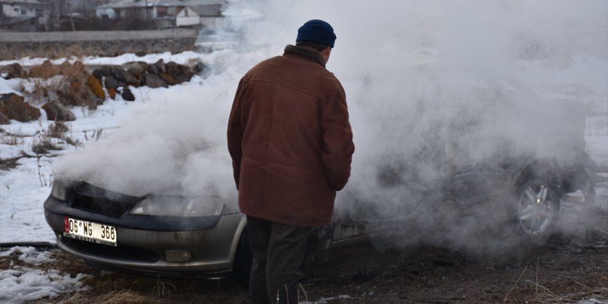 Kars'ta Park Halindeki Otomobil Yandı