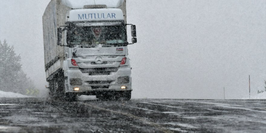 'Ardahan-Posof Yolu'nda Tipi ve Kar Yağışı.. Ulaşımda Aksamalar Yaşanıyor!