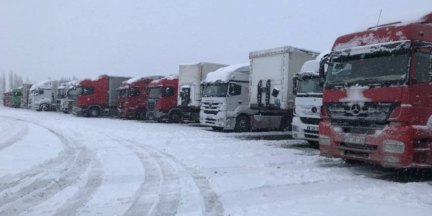 Iğdır | Doğubayazıt Yolu ‘TIR’ Trafiğine Kapatıldı