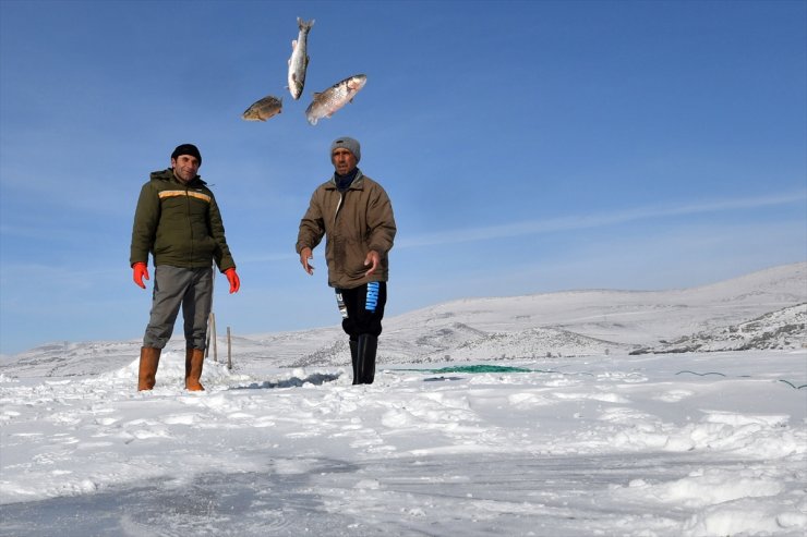 'Eskimo Usulü' Balık Avlıyorlar