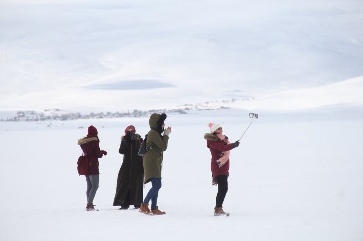 Çıldır Gölü Turistleri Cezbediyor