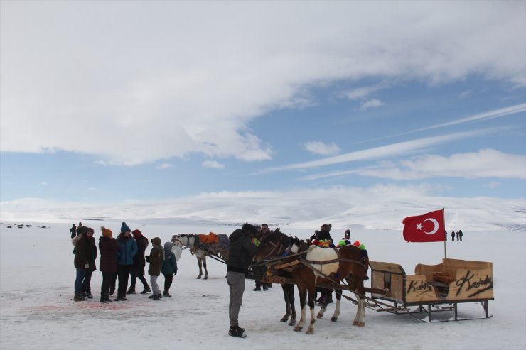 Çıldır Gölü Turistleri Cezbediyor