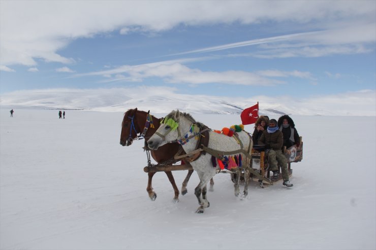 Çıldır Gölü Turistleri Cezbediyor