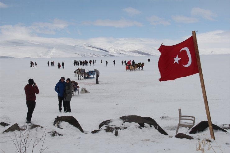 Çıldır Gölü Turistleri Cezbediyor