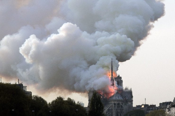 Notre Dame Katedrali’nde Yangın