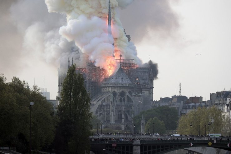 Notre Dame Katedrali’nde Yangın