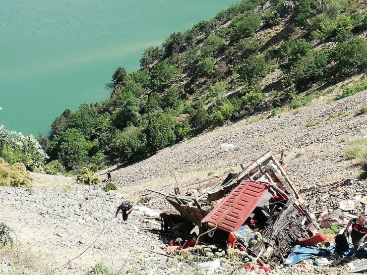 Yaylaya Giden Kamyon Şarampole Yuvarlandı