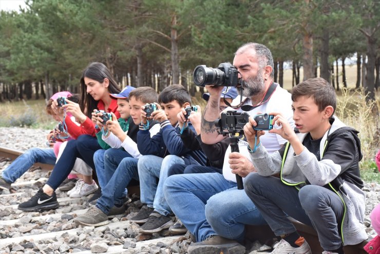 Öğrencilere Fotoğrafçılığı Öğretiyor