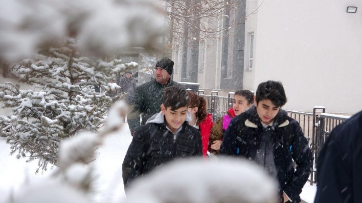 Ardahan’a Beklenen Kar Yağdı