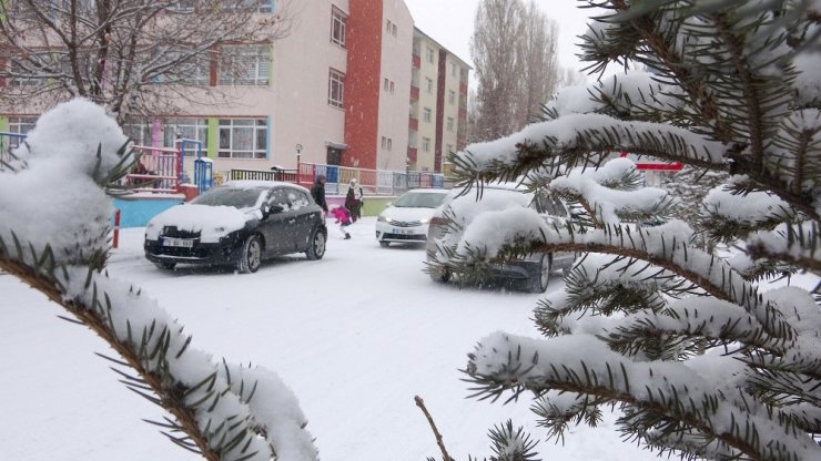 Ardahan’a Beklenen Kar Yağdı