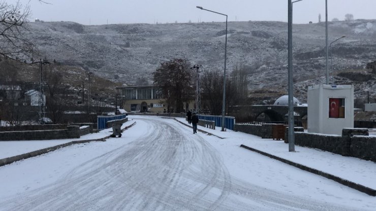 'Kars ve Bölge'de Kar Yağışı Etkili Oluyor