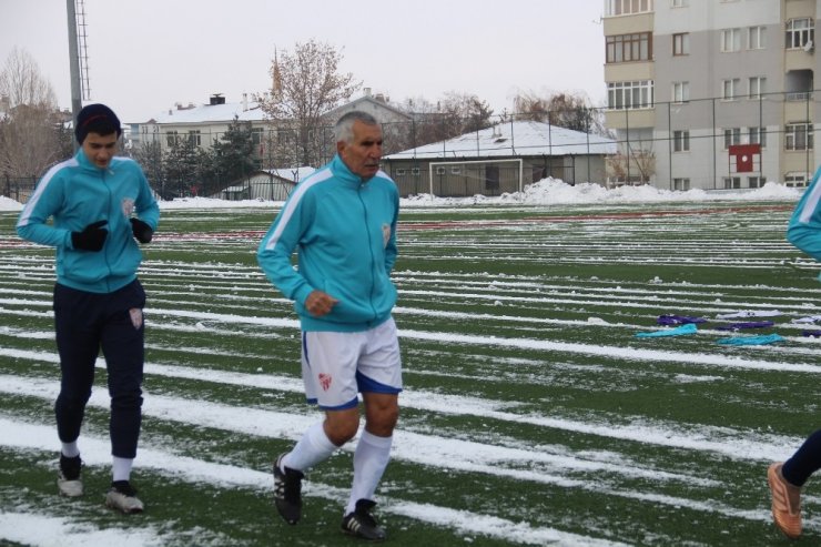 71 Yaşındaki Futbolcu Erzurum’a Transfer Oldu