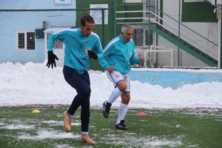 71 Yaşındaki Futbolcu Erzurum’a Transfer Oldu