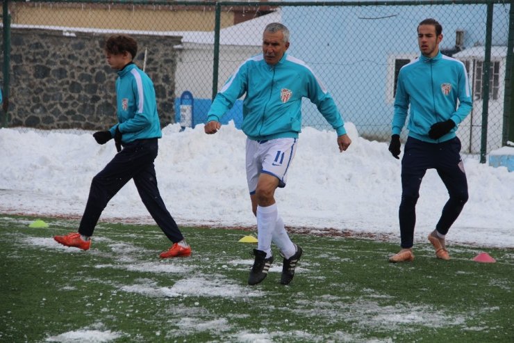 71 Yaşındaki Futbolcu Erzurum’a Transfer Oldu