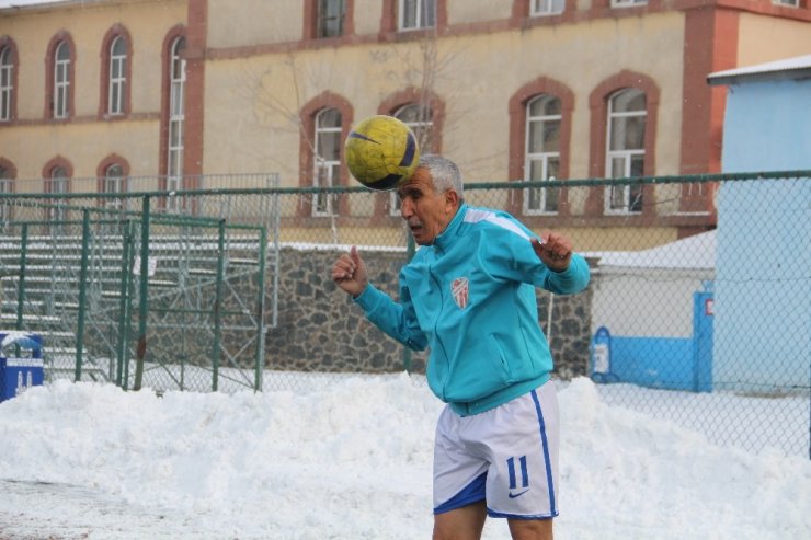 71 Yaşındaki Futbolcu Erzurum’a Transfer Oldu