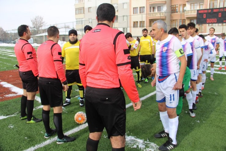 71 Yaşındaki Futbolcu Erzurum’a Transfer Oldu