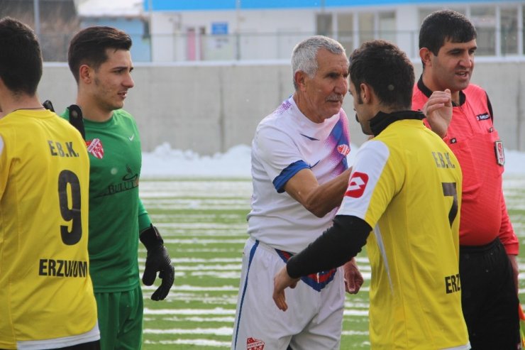 71 Yaşındaki Futbolcu Erzurum’a Transfer Oldu