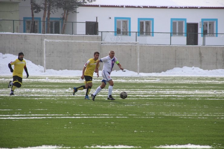 71 Yaşındaki Futbolcu Erzurum’a Transfer Oldu