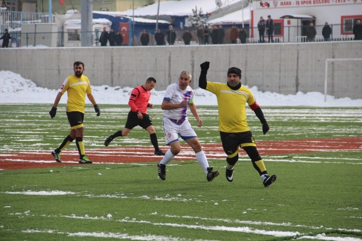 71 Yaşındaki Futbolcu Erzurum’a Transfer Oldu