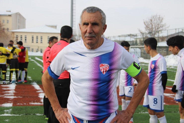 71 Yaşındaki Futbolcu Erzurum’a Transfer Oldu