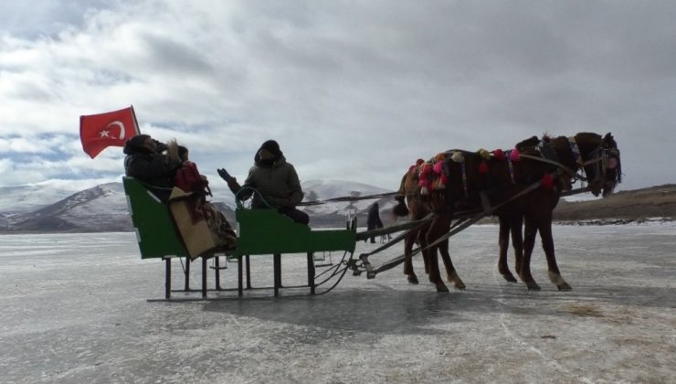 Çıldır Gölü'nde Turist Yoğunluğu