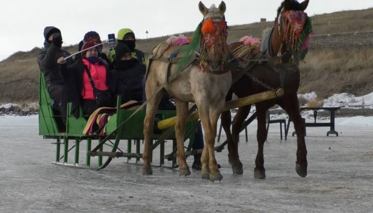 Çıldır Gölü'nde Turist Yoğunluğu