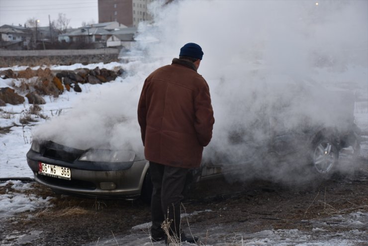 Kars'ta Park Halindeki Otomobil Yandı