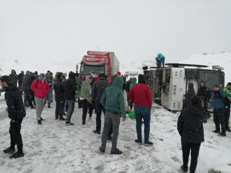 Bursasporlu Taraftarların Otobüsü Devrildi