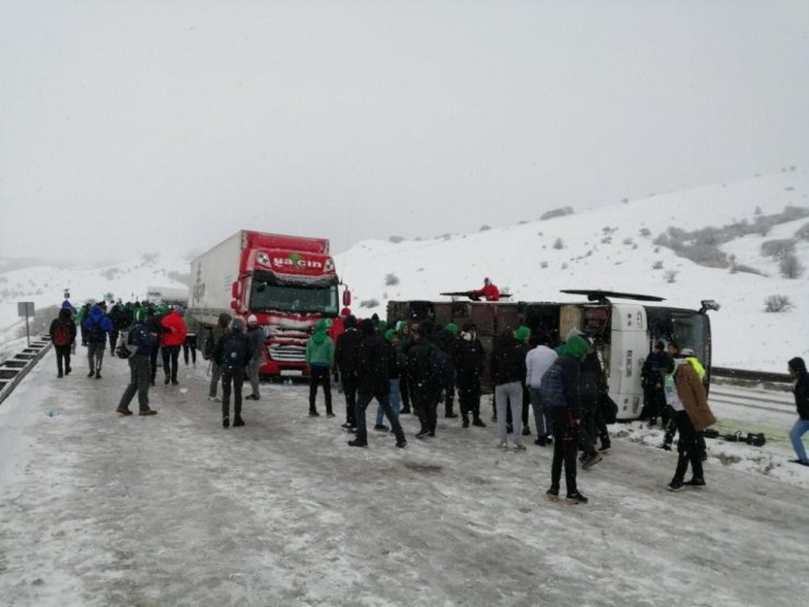 Bursasporlu Taraftarların Otobüsü Devrildi