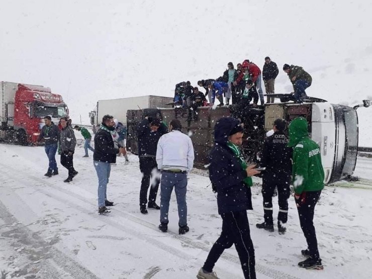 Bursasporlu Taraftarların Otobüsü Devrildi