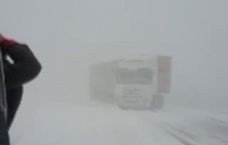 Kars’ta Etkili Olan Tipide Çok Sayıda Araç Mahsur Kaldı