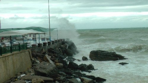 Karadeniz’de Fırtına Nedeniyle Dalgaların Boyu 5 Metreye Yükseldi